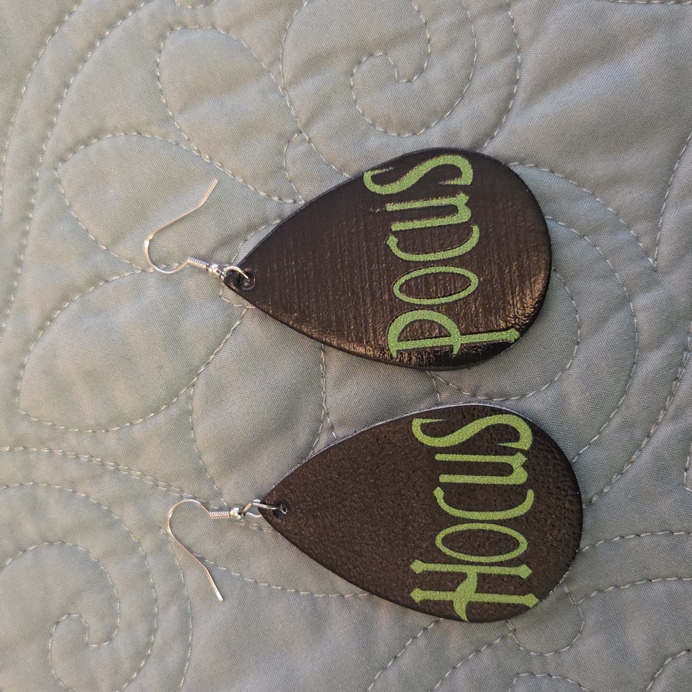 **DONATE 4/19**NIP BLACK & GREEN HOCUS POCUS VINYL EARRINGS
